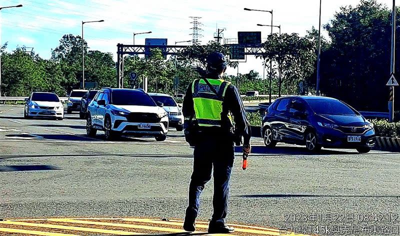 春節近10萬車次湧入花蓮，花縣警也加強疏導。（圖／翻攝畫面）