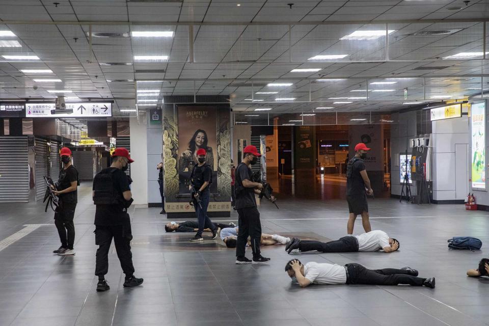 2023年7月26日，台北車站，漢光演習期間，憲警聯合反劫持作戰演練。攝：陳焯煇/端傳媒