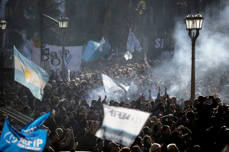 Pessoas participam de uma manifestação em apoio à vice-presidente argentina Cristina Fernandez de Kirchner na Plaza de Mayo, em Buenos Aires, em 2 de setembro de 2022. (Foto de Emiliano Lasalvia/AFP) (Foto de EMILIANO LASALVIA/AFP via Getty Images)