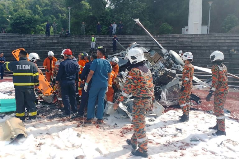 Los equipos de rescate examinan el lugar del siniestro de los dos helicópteros militares que colisionaron en Lumut, Malasia, el 23 de abril de 2024 (Handout)