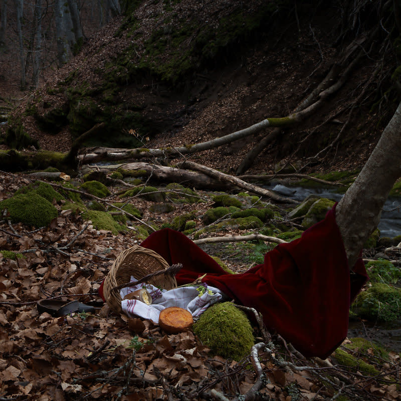 ‘Caperucita Roja’. "Leer es una actividad solitaria y la imaginación es un proceso individual, que lleva a la emoción de una manera muy singular. En las historias hay siempre detalles escritos y otros subyacentes. Trato de que ambos estén presentes en mis naturalezas muertas", expresó el autor en su sitio web.