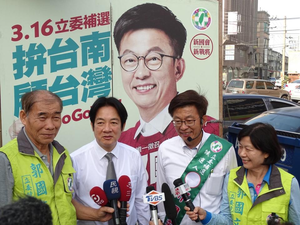 前行政院長賴清德今日陪同台南第二選區立委補選候選人郭國文至善化進行拜票，接受媒體訪問時，賴清德被問及是否參選明年總統大選？他表示一切等到立委補選完再做討論。   圖：翻攝自郭國文臉書