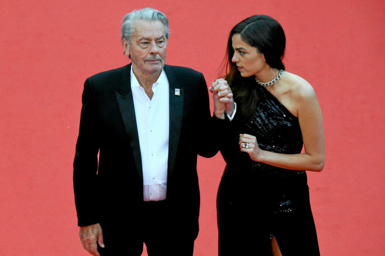 Alain Delon, au bras de sa fille Anouchka, le 19 mai 2019 lors du 72e Festival de Cannes.  - Credit:ANTONIN THUILLIER / AFP