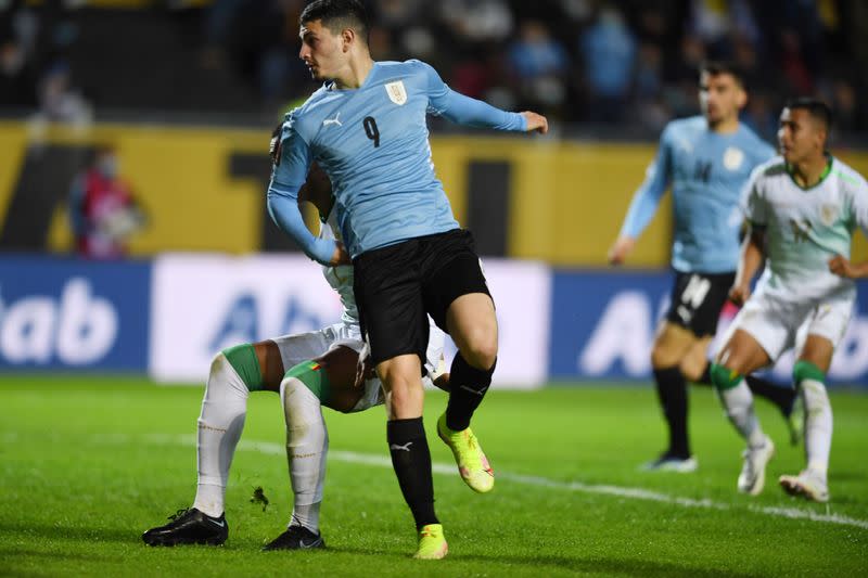 Foto del domingo del futbolista de Uruguay Agustin Alvarez Martinez marcando el tercer gol del triunfo ante Bolivia.