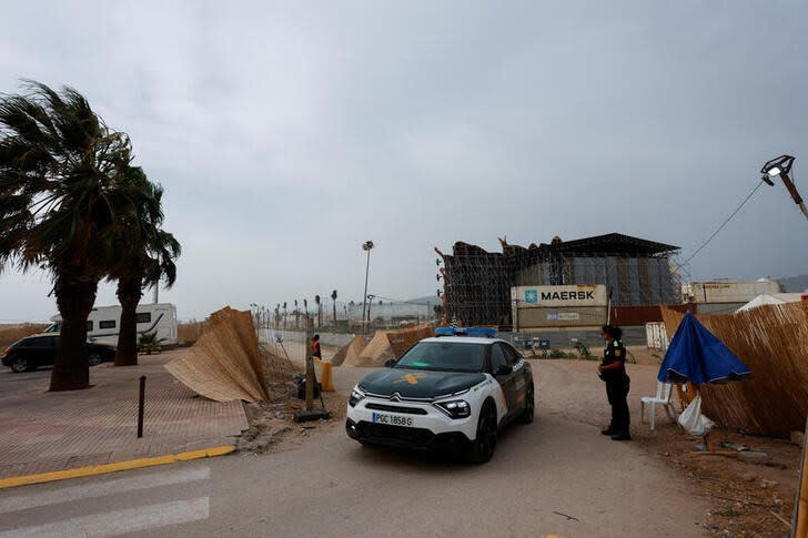 La guardia civil controla un acceso del Festival Medusa después de que un vendaval provocó el derrumbe de parte del escenario, en Cullera, Valencia, España.