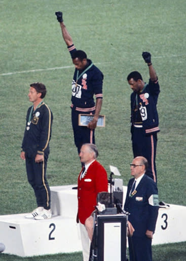 Los atletas estadounidenses, Tommie Smith y John Carlos durante la entrega de medallas de los 200 metros en los JJOO de México 1968.