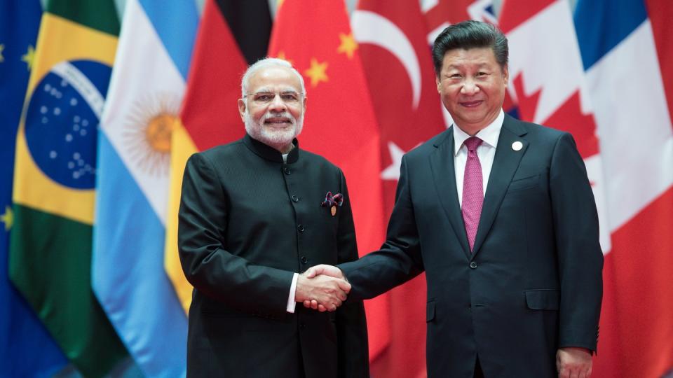 Der indische Premierminister Narendra Modi (l) und der chinesische Präsident Xi Jinping bei einem Treffen im September 2016. Zwischen den beiden bevölkerungsreichtsen Staaten der Erde sind neue Grenzstreitigkeiten aufgeflammt.