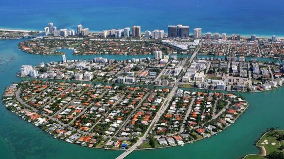 Bay Harbor Islands es uno de los vecindarios del sur de la Florida que ha recibido un impulso de urbanización este último año. Con menos de 6,000 residentes, en esta comunidad se encuentran aún apartamentos para comprar con precios entre $350,000 y $600,000 y también se construyen nuevos edificios con propiedades de lujo que pasan de $1 millón.