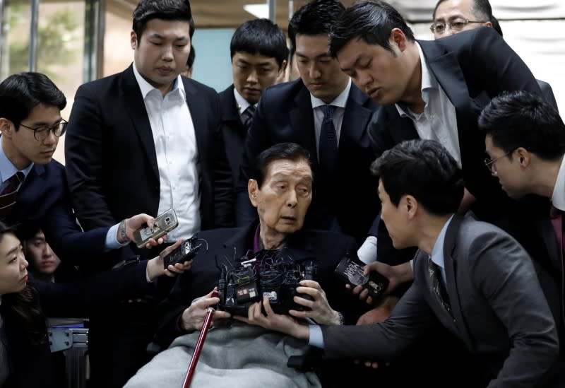 Lotte Group Founder Shin Kyuk-ho arrives for a trial at a court in Seoul