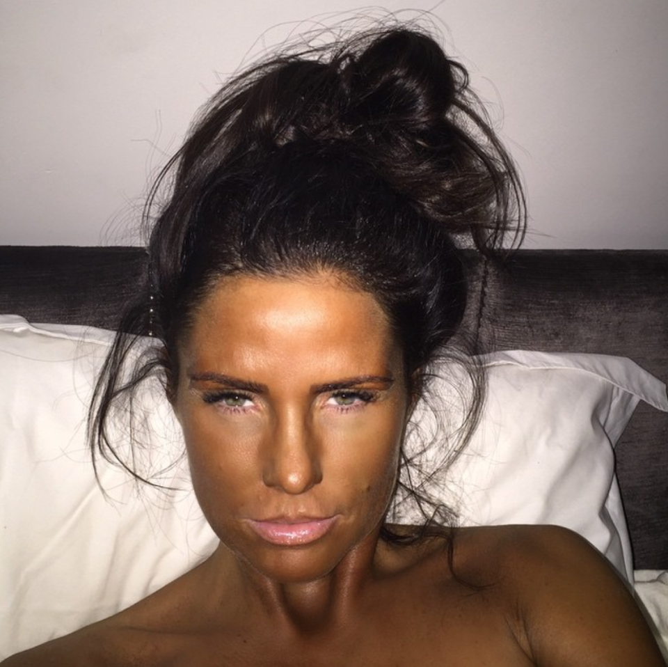 Auch dieser Spray-Tan-Versuch ging in die Hose. Katie Price störte das herzlich wenig. „Mein Fake-Tan entwickelt sich definitiv“, kommentierte sie das fragwürdige Farbergebnis. (Instagram/officialkatieprice)