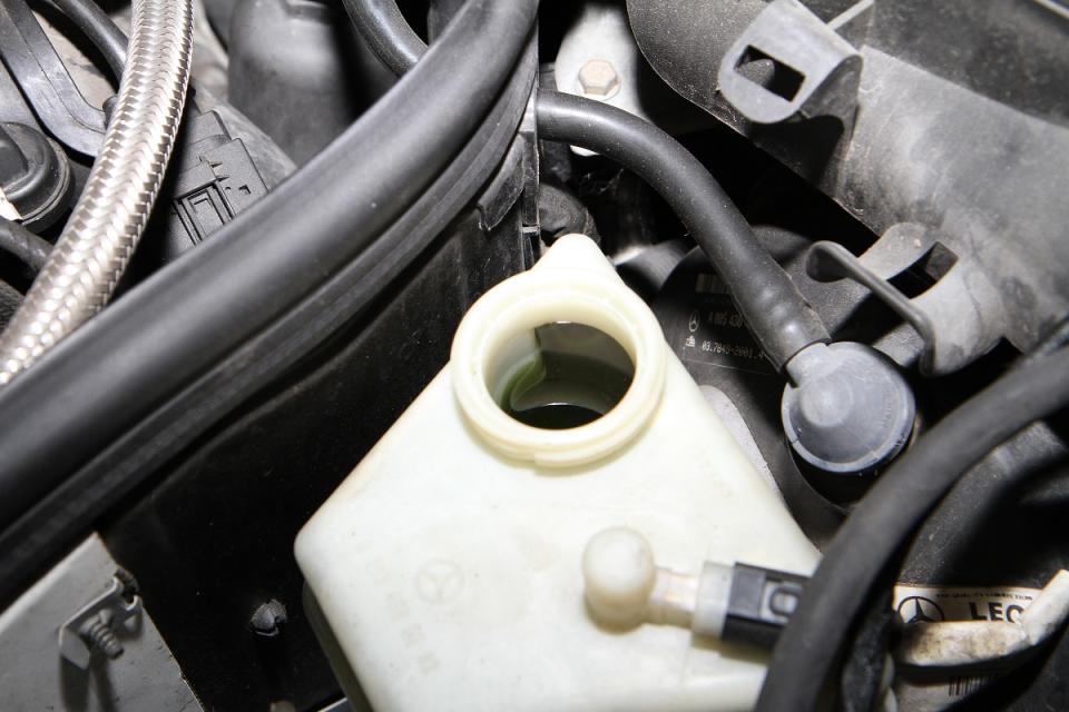 煞車油的顏色也是用來確認油質的判斷依據，如果顏色太黑或混濁，也建議換新油會比較好。