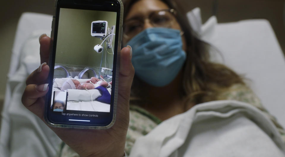 Clarissa Muñoz, que está infectada de COVID-19, comparte una foto de su bebé en el hospital DHR Health, el miércoles 29 de julio de 2020 en McAllen, Texas. Muñoz se vio separada de su hijo tras dar a luz. (AP Foto/Eric Gay)