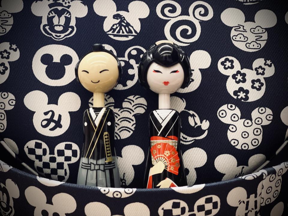 ▲可愛的日本藝妓娃娃文具讓林美秀愛不釋手。