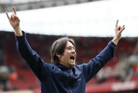 Britain Soccer Football - Arsenal v Aston Villa - Barclays Premier League - Emirates Stadium - 15/5/16 Arsenal's Tomas Rosicky celebrates at the end of the match Reuters / Stefan Wermuth Livepic