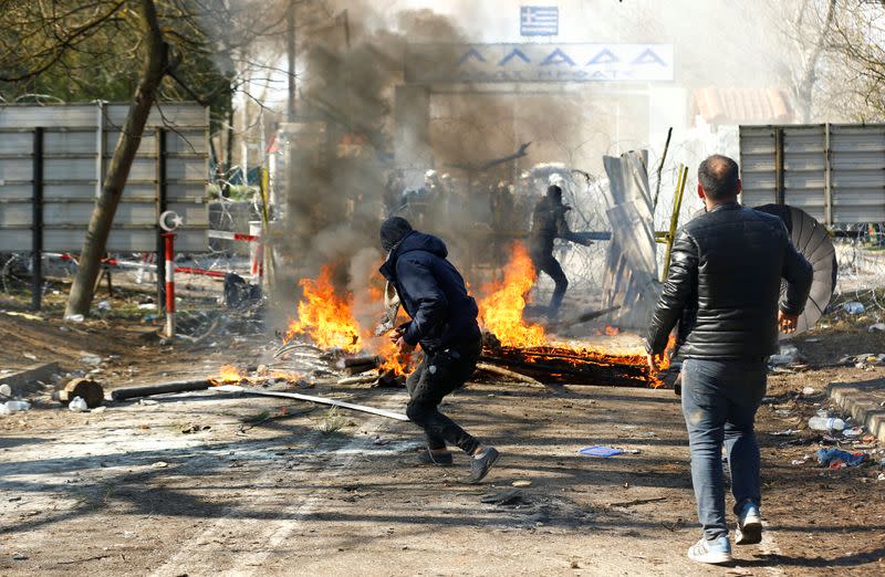 Los migrantes se enfrentan a la policía griega en la frontera entre Pazarkule y Kastanies, en Edirne, Turquía, el 29 de febrero de 2020