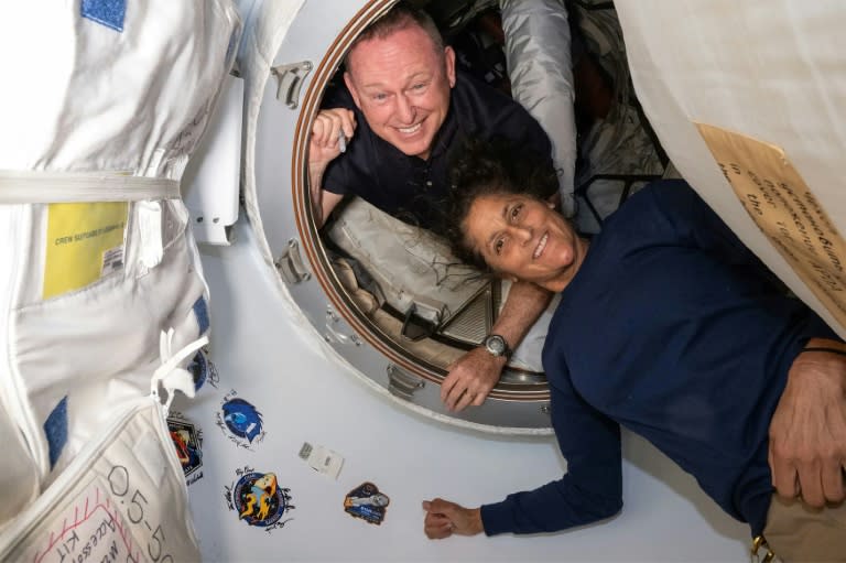 Les astronautes Butch Wilmore et Suni Williams dans la Station spatiale internationale, sur une photo publiée par la Nasa le 2 juillet 2024 (Handout)