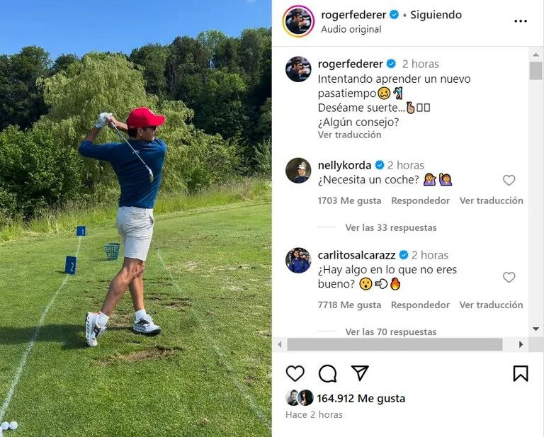 Roger Federer mostró sus habilidades en el golf y recibió el elogio de Carlos Alcaraz