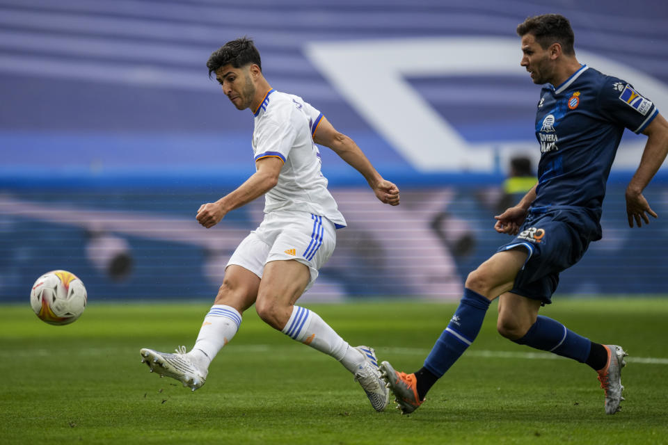 Marco Asensio del Real Madrid anota el tercer gol del equipo en el triunfo ante el Espanyol para asegurar el título de liga en el Estadio Santiago Bernabeu en Madrid el sábado 30 de abril del 2022. (AP Foto/Bernat Armangue)