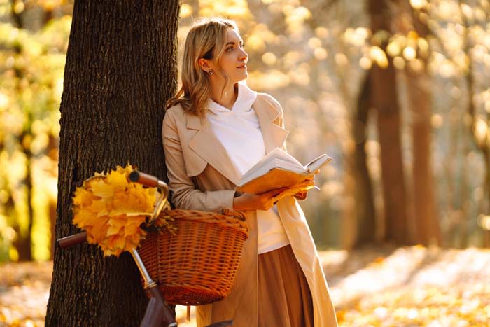 mujer leyendo en otoño