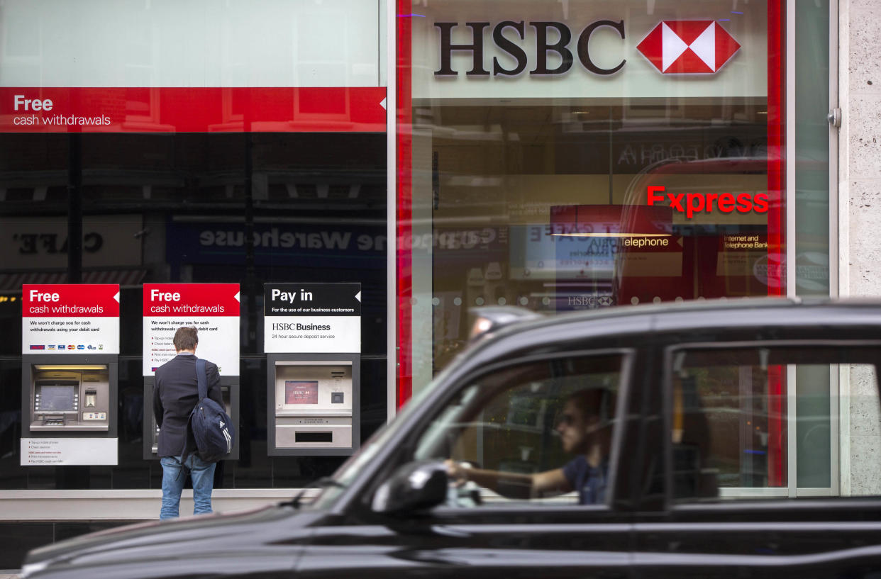 A taxi drives past a branch of the HSBC bank in central London, Britain June 09, 2015.  HSBC pledged a new era of higher dividends on Tuesday, laying out plans to slash nearly one in five jobs and shrink its investment bank by a third to combat sluggish growth across its sprawling empire.REUTERS/Neil Hall
