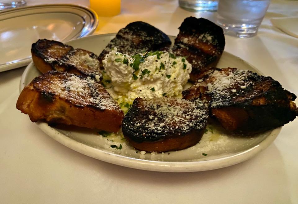 La ricotta hecha a mano y el pan carbonizado son una opción popular en un restaurante italiano clásico de Rochester, Osteria Rocco.
