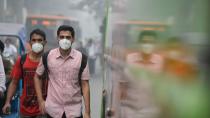 Hombres con máscaras de gas en Nueva Delhi.