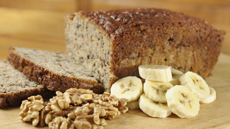 Banana bread with bananas and walnuts