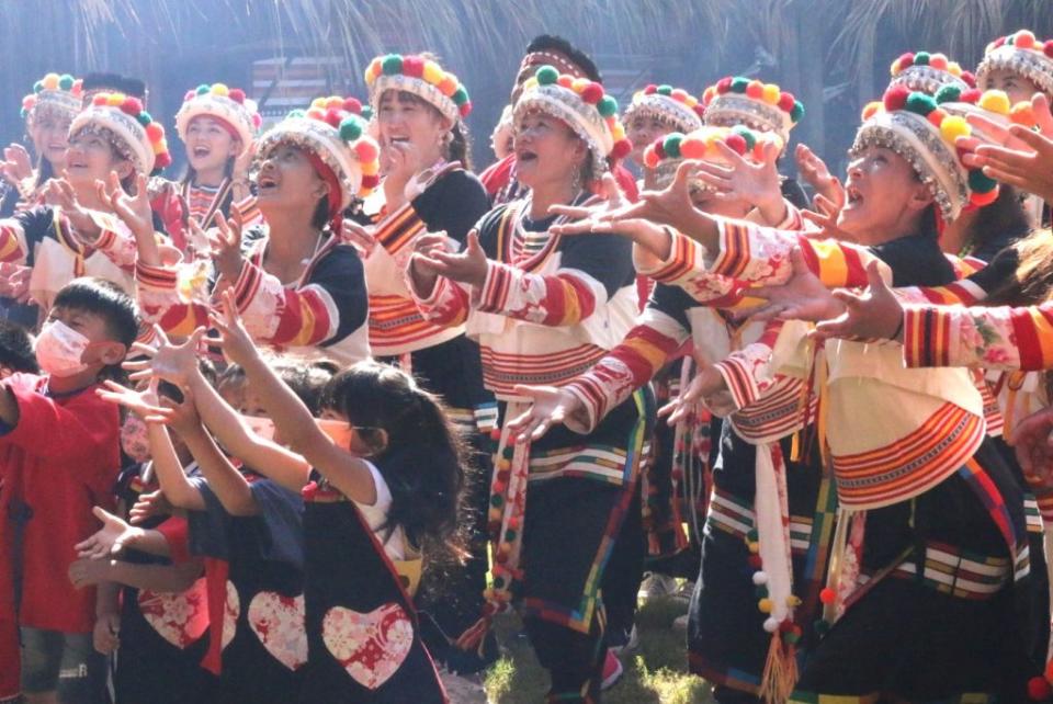 卡那卡那富族舉辦「米貢祭」。（記者許正雄翻攝）」