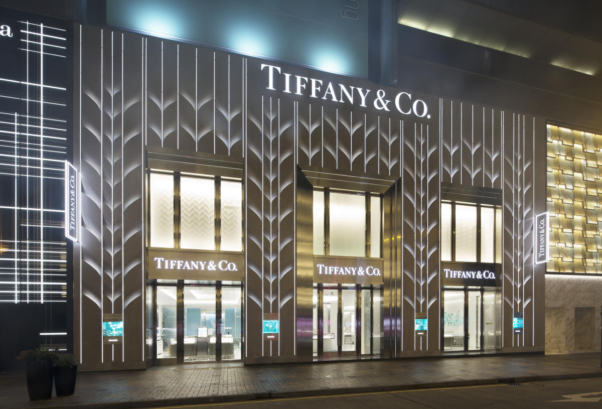 Tiffany and LVMH discuss price cut to settle deal dispute