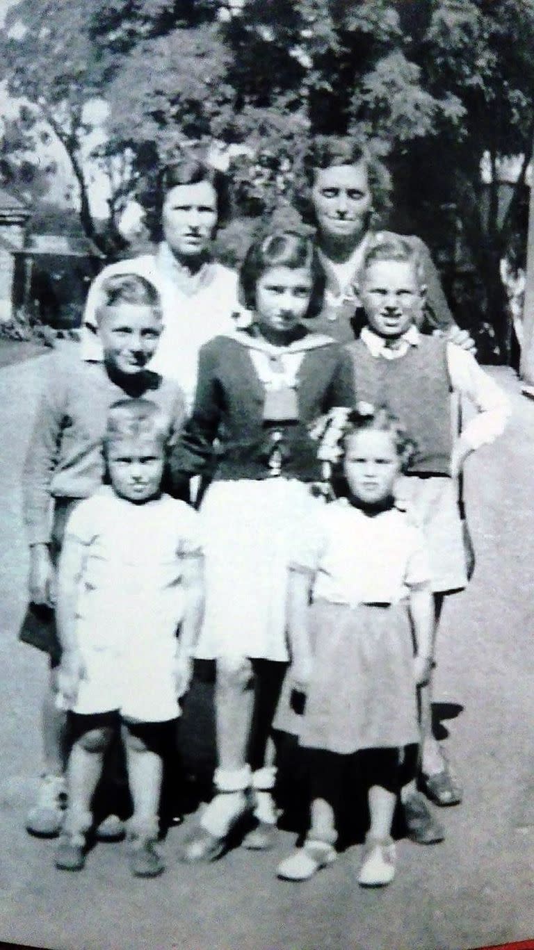Los mellizos Jorge y Delia, los más pequeños, con sus hermanos mayores, Aldo y Ricardo, sobre cada uno de ellos