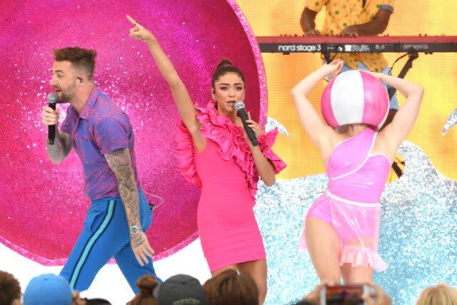 Jordan McGraw and Sarah Hyland perform during Teen Choice Awards 2019