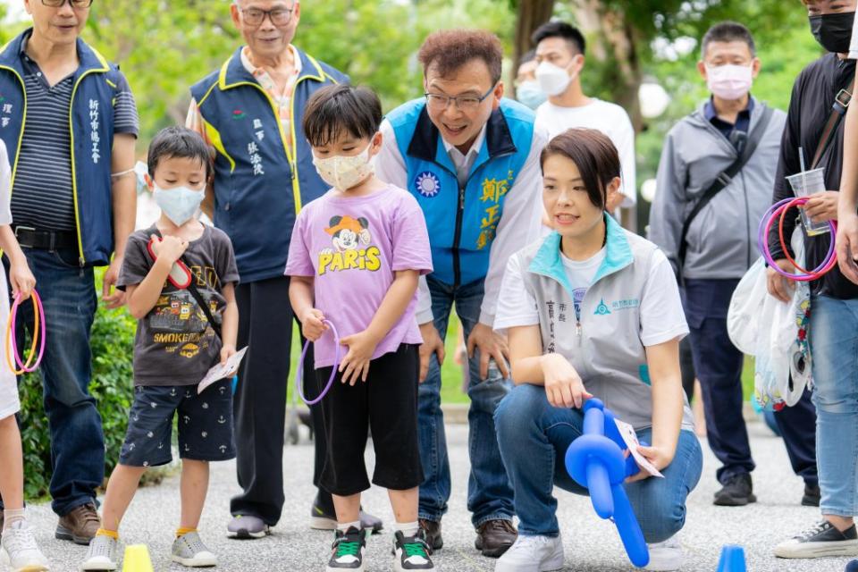 新竹市政府「勞工親子童樂會」三日在孔廟前廣場展開，吸引逾千名勞工攜家帶眷到場同樂。（記者曾芳蘭攝）