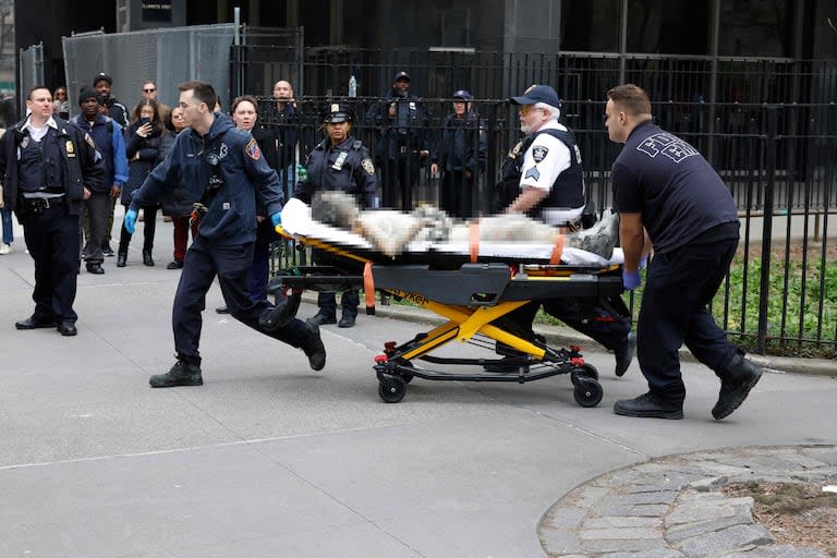 El hombre fue hospitalizado en situación crítica en el Cornell Burn Center