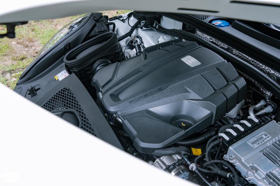 與 Macan Turbo、S 共享的 2.9 升 V6 雙渦輪引擎可輸出 380 PS 動力，扭力為 520 牛頓米。