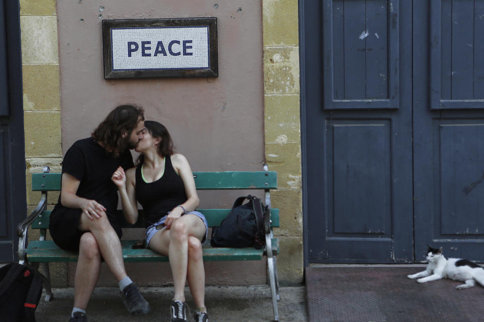 <p>Am Internationalen Tag des Kusses verliert sich dieses Paar aus der zyprischen Hauptstadt Nikosia ineinander. (Bild: AP Photo/Petros Karadjias) </p>