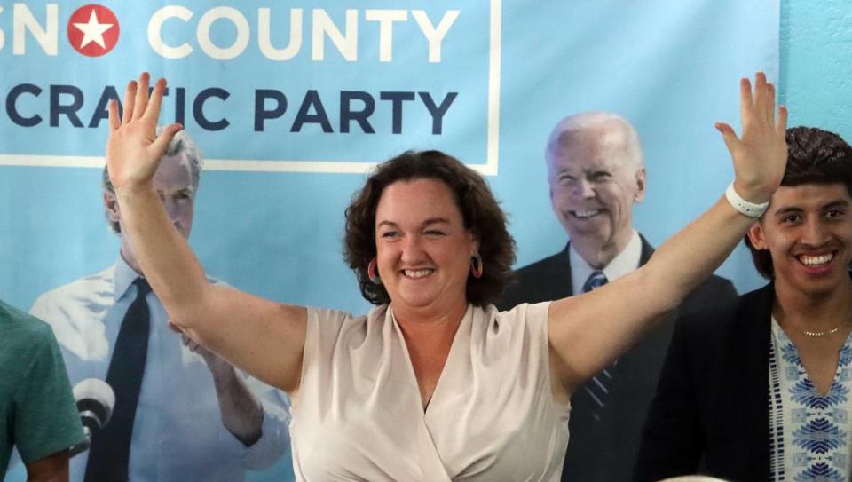 La representante Katie Porter, uno de los tres principales demócratas que se postulan para el Senado, hizo una escala de campaña en la sede del Partido Demócrata de Fresno, en Fresno, el 16 de septiembre de 2023.