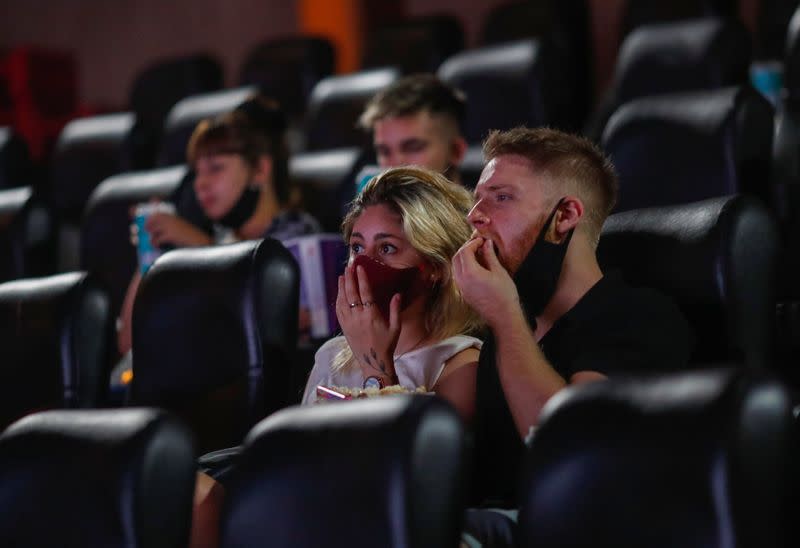 Asistentes al cine en medio de disminución de infecciones de coronavirus (COVID-19) en Buenos Aires