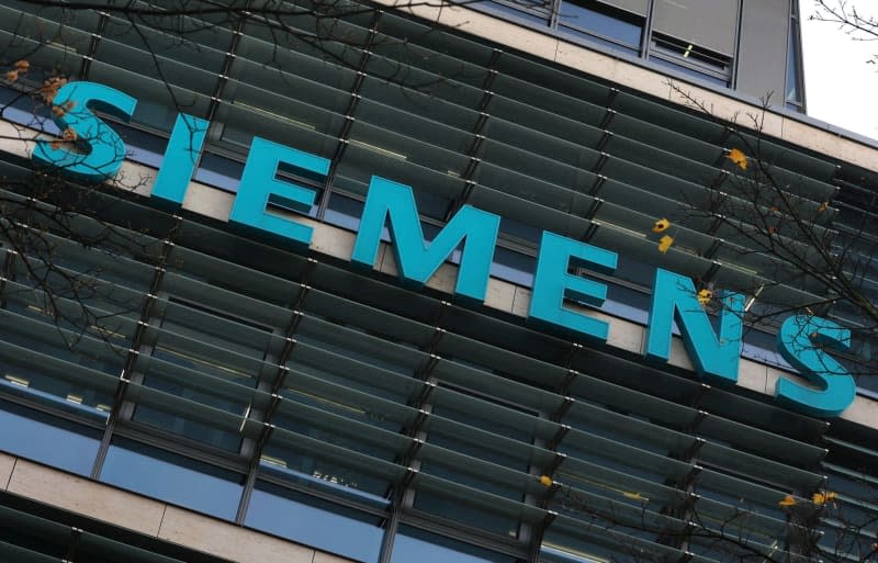 The "Siemens" logo can be seen on the company's headquarters. Karl-Josef Hildenbrand/dpa