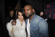 Quand Kanye West et Kim Kardashian officialisent leur relation, en 2012, ils ne sont plus des étrangers l’un pour l’autre depuis déjà longtemps. Leur première rencontre remonte en effet en 2002, date à laquelle la chanteuse Brandy les avait tous deux invités lors d’une cession d’enregistrement. À l’époque, le rappeur avait déjà succombé au charme de la brune incendiaire. "<em>Il demandait à ses amis :</em> 'Qui est cette Kim Kardajan ?' <em>Il ne savait pas quel était mon nom</em>", révèlera cette dernière en 2017, lors d'un épisode spécial de <em>L'Incroyable famille Kardashian</em>. (©<em>Michel Dufour/WireImage</em>)