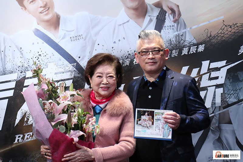 【車勢星聞】陳淑芳(左)現身電影《青春換日線》首映記者會，右為電影導演杜榮峰。