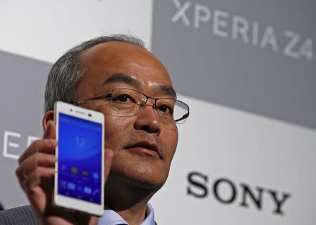 Sony Mobile Communications Inc President and CEO Hiroki Totoki poses with Sony's new Xperia Z4 smartphone after a news conference in Tokyo April 20, 2015. REUTERS/Toru Hanai
