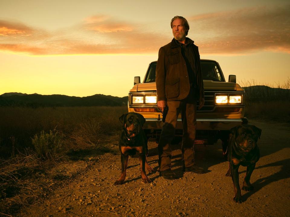 Dan Chase (Jeff Bridges) wartet mit seinen Hunden auf den nächsten Schritt seiner Verfolger. (Bild: Prashant Gupta/FX)