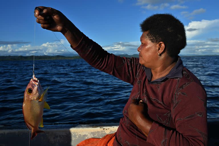 La pescadora de subsistencia Ani Navula mostrando una captura en las aguas de Suva en Fiji