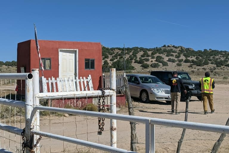 Des gardes à l'entrée du ranch Bonanza Creek le 22 octobre 2021 à Santa Fe, au Nouveau-Mexique, où se déroulait le tournage du film 