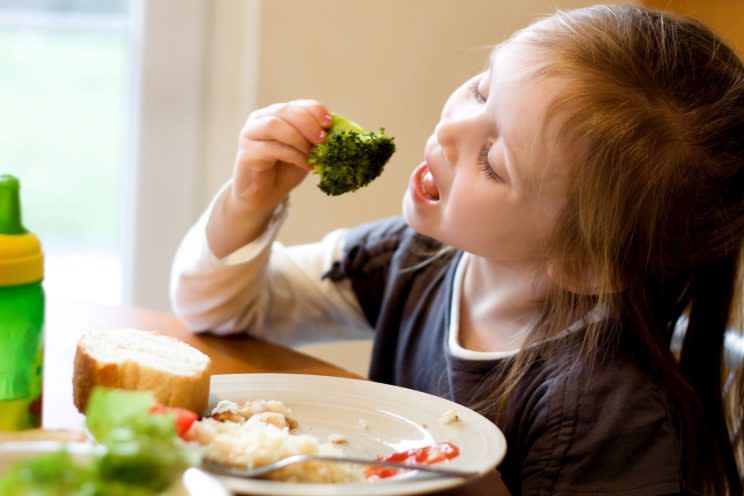 Los pediatras alertan de la moda de retirar gluten, leche o carne a los niños. (Foto: Getty Images)