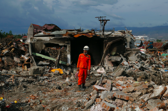 indonesia earthquake relief worker