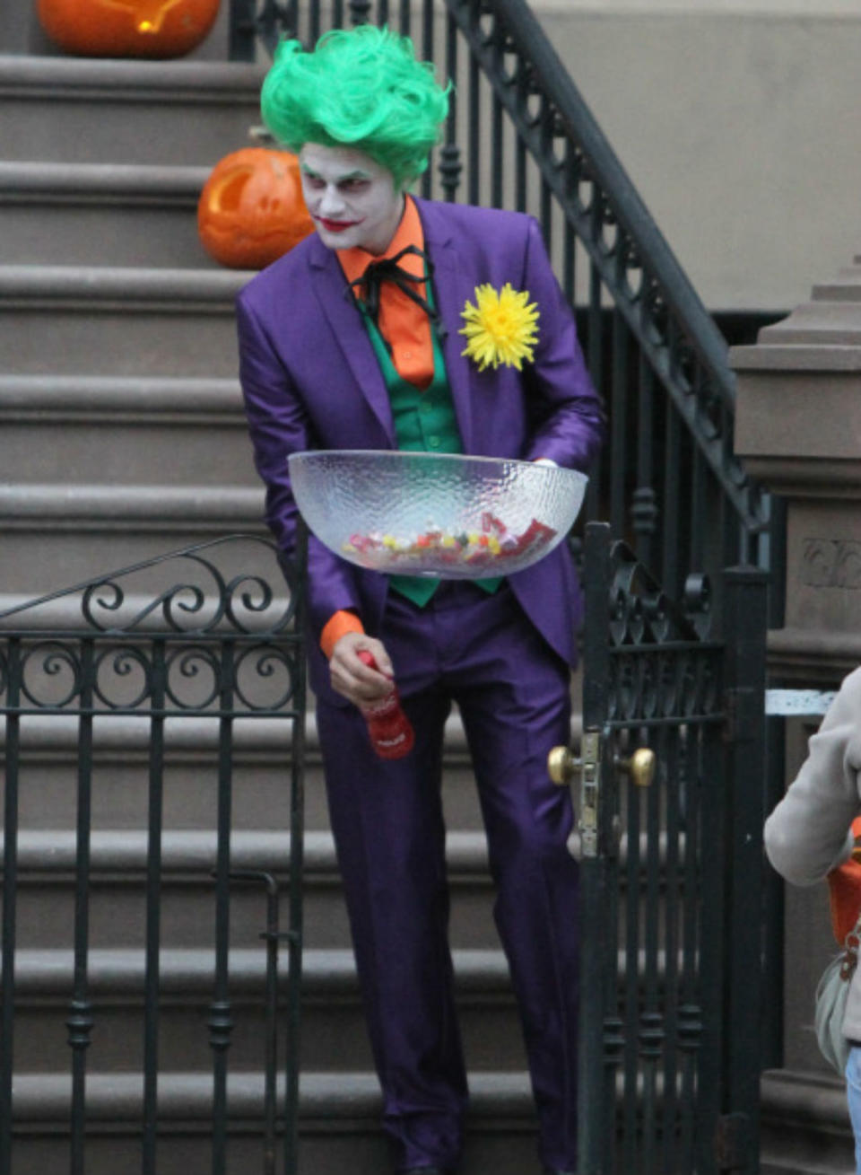 <p>En 2014, David Burtka, époux de l'acteur Neil Patrick Harris, s'est glissé dans la peau du Joker pour distribuer des bonbons. </p>...