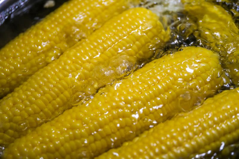 ▲電鍋蒸玉米，可以在內外鍋都加水。（示意圖／取自photo AC）