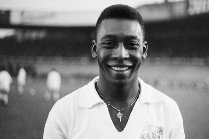 Pelé com a camisa do Santos antes de um amistoso em Paris, na França, em 13 de junho de 1961 (Foto: AFP via Getty Images)