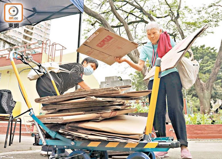 周婆婆（右）示範使用「拾連」與理工共同設計回收工作者專用的手推車。（黃仲民攝）